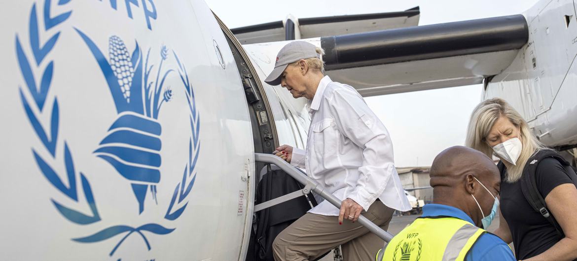 سیندی مک‌کین، سفیر ایالات متحده در آژانس‌های سازمان ملل متحد در رم (در مرکز)، در مارس 2022 با برنامه جهانی غذا در کنیا سفر می‌کند.