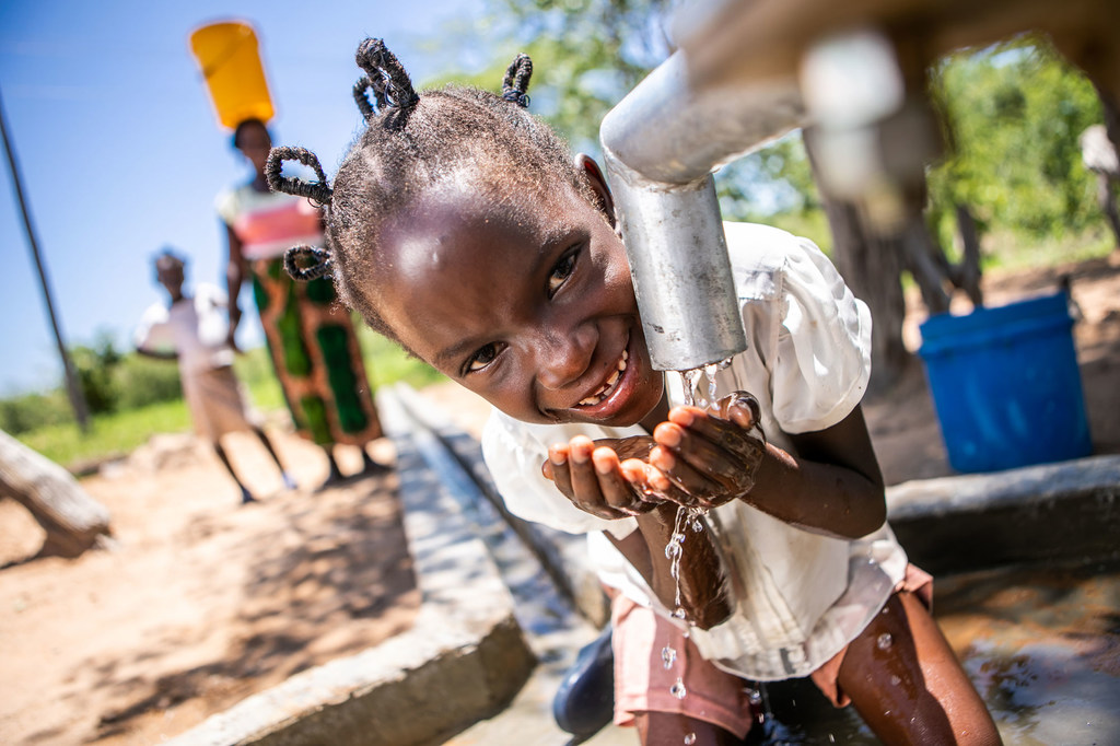یک دختر جوان در زیمبابوه از یک چاه که با حمایت سازمان ملل بازسازی شده است، آب تمیز و سالم می نوشد.