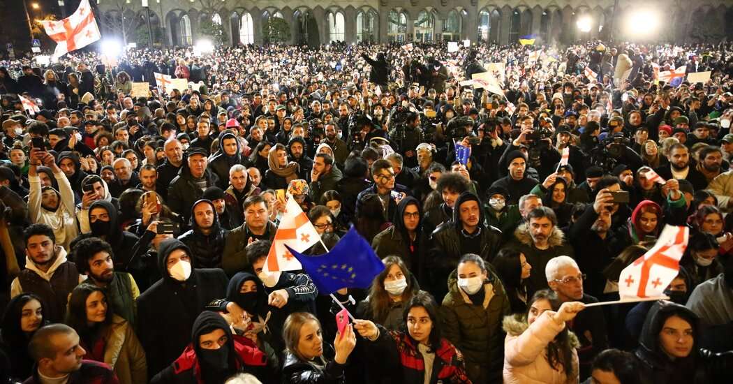 اعتراض گرجستان به سکوت به دلیل عقب نشینی دولت از قانون به سبک روسی